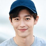 一位戴棒球帽的男性用户头像